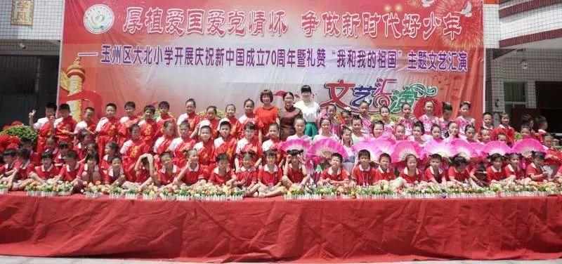 河南七旬老农还不起债，法院干部找上门：老英雄，组织找你很久了